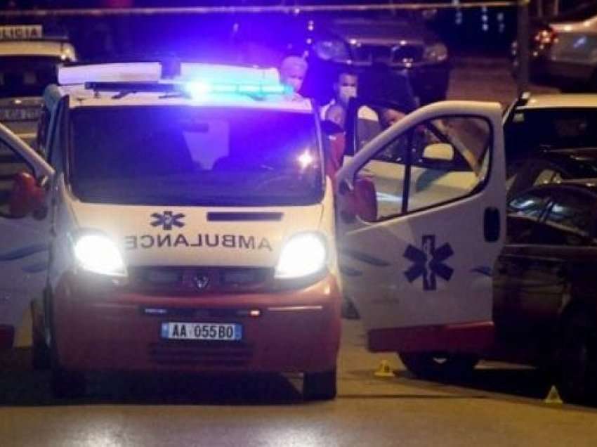 Përplaset këmbësorja nga makina në Tiranë, transportohet në spital! 