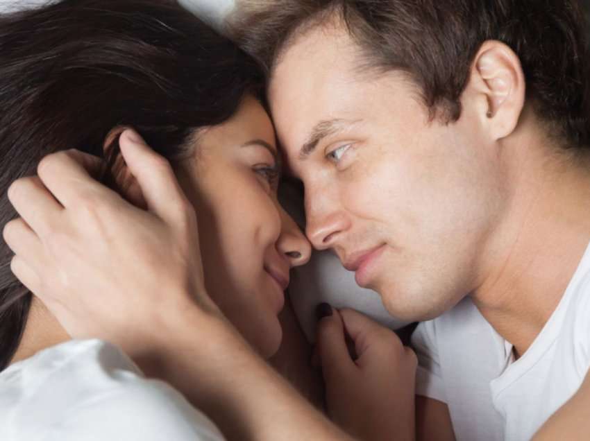 7 strategji për të përmirësuar intimitetin në çift