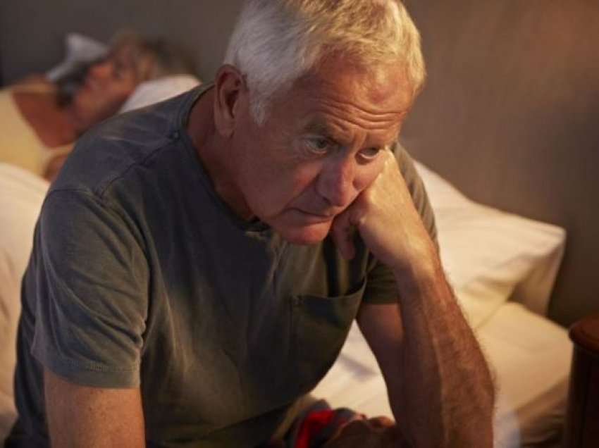 Përse njeriu kur plaket e ka më të vështirë të flejë gjumë? Ja si përmirësohet