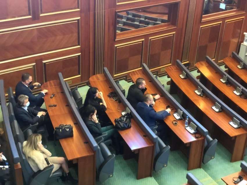 “Lojëra të dyfishta”, Kurti kërkon largimin e menjëhershëm të vendeve të Rezervuara për Pakicat në Kuvendin e Kosovës