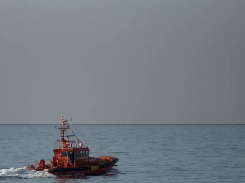 Përmbyset varka/ Mbyten 6 emigantë në Mesdhe, shpëtojnë gjashtë të tjerë, mes tyre një grua shtatzënë