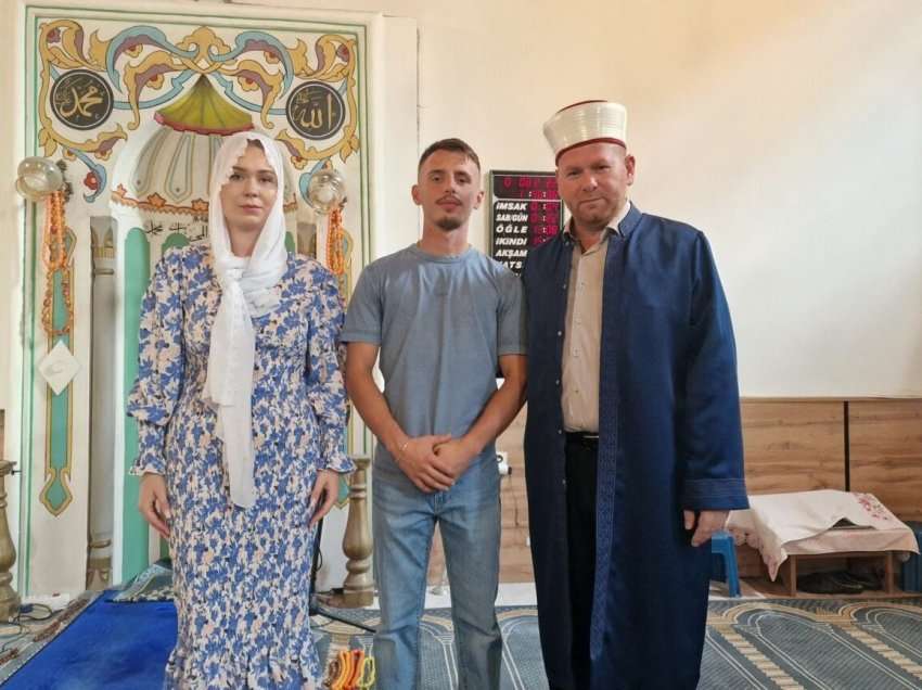 Një shtetase gjermane konvertohet në islam në Prizren