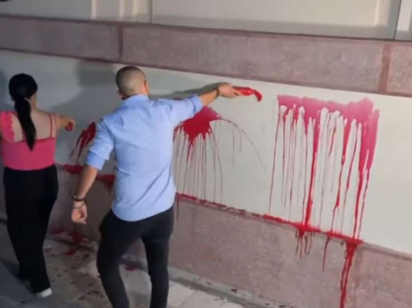 “Ky është gjaku që ka shkaktuar Edi Rama dhe ministrat”/ Qytetarët në protestë lyejnë me bojë të kuqe murin e ministrisë