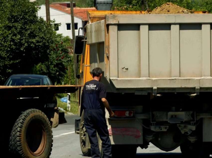 Kamionët e kujt janë përdorur për barrikada në veri të Kosovës?