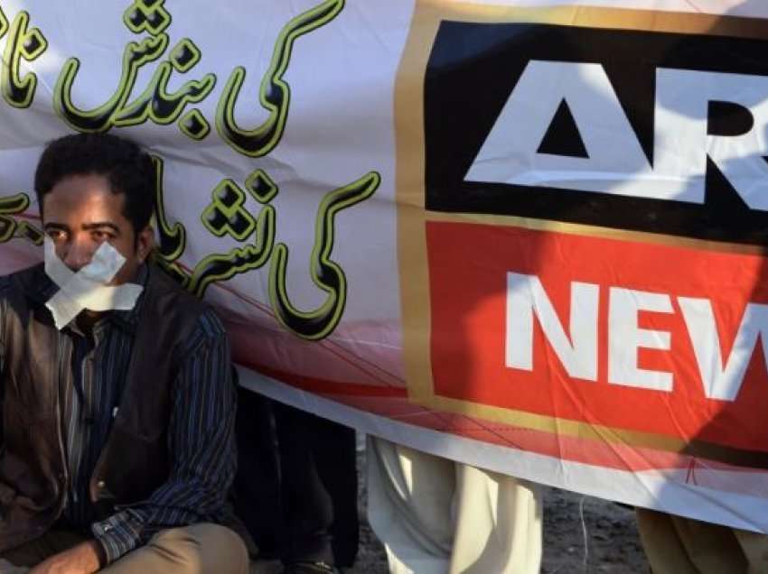 Largohet nga transmetimi televizioni pakistanez që ishte kritik i qeverisë