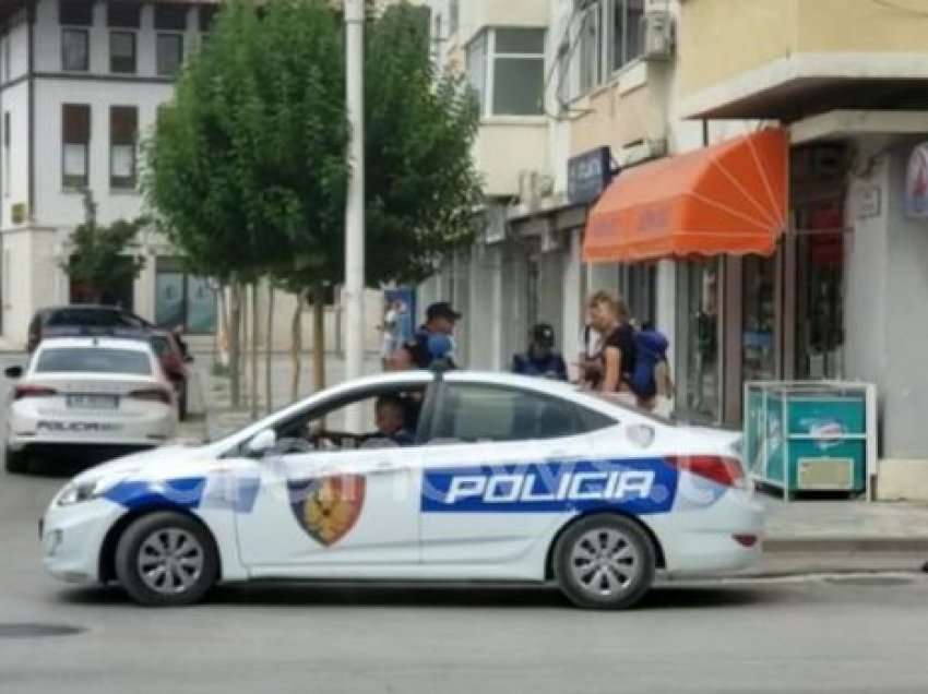 Nuk gjenin dot vendqëndrimin, policia e Beratit ndihmon turistët e huaj që endeshin nëpër qytet