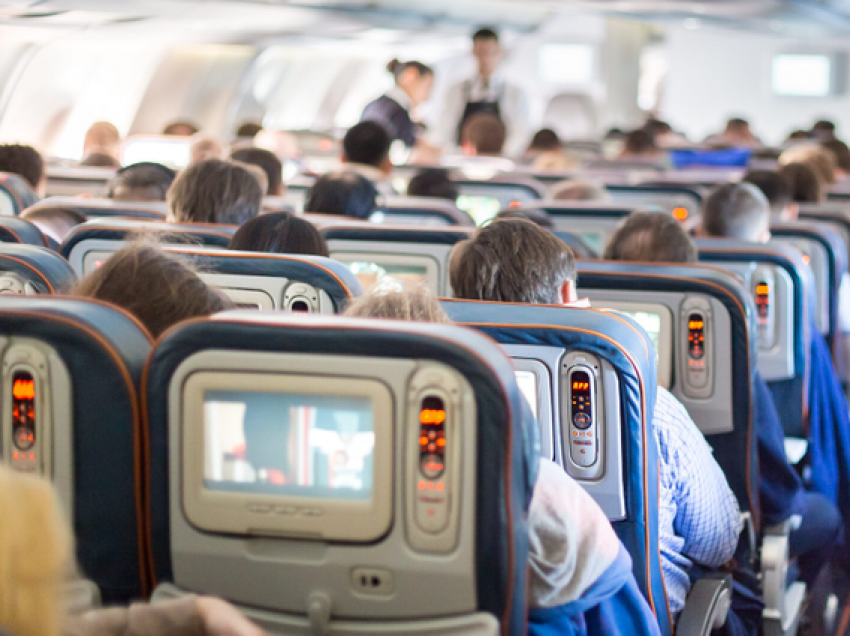 Ekspertët shpjegojnë pse nuk duhet të ndërroni kurrë vendet në aeroplan