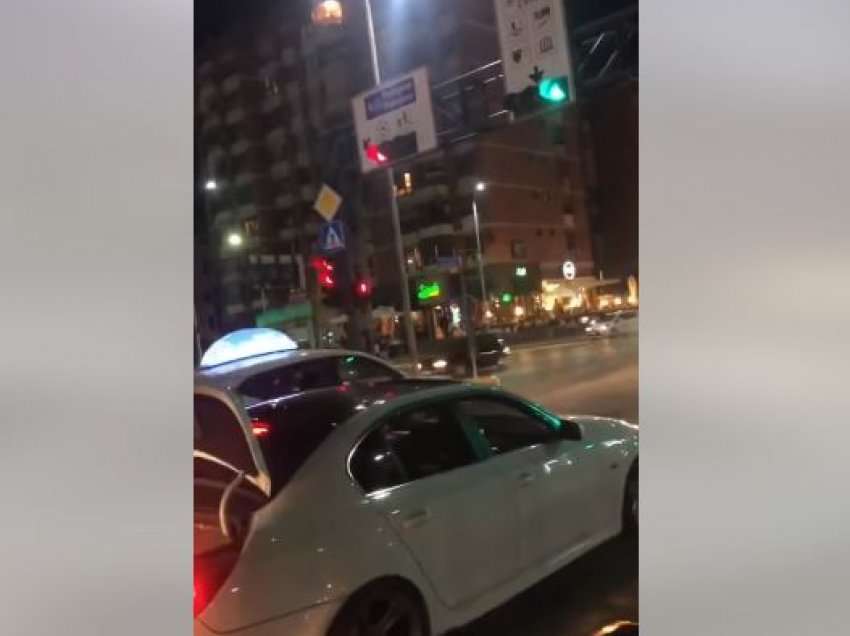 Një person me veturë luksoze ngacmon vajzat në Prishtinë