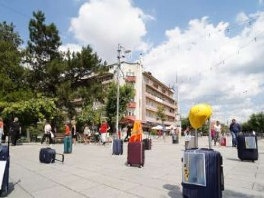 ​Historia e të rinjve që braktisin Kosovën tregohet nëpërmjet valixheve