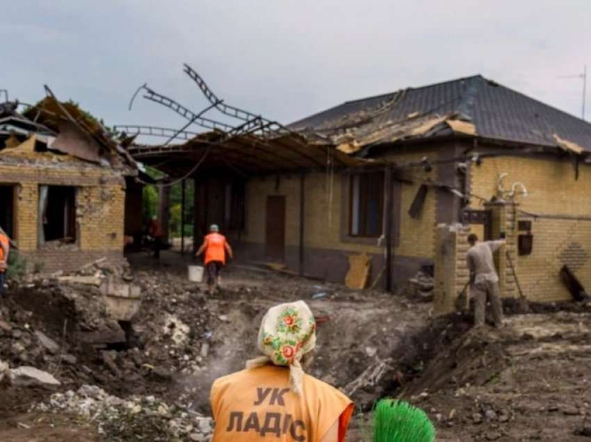 Rusia godet zona të banuara në Ukrainë, Kievi dëmton një urë kritike