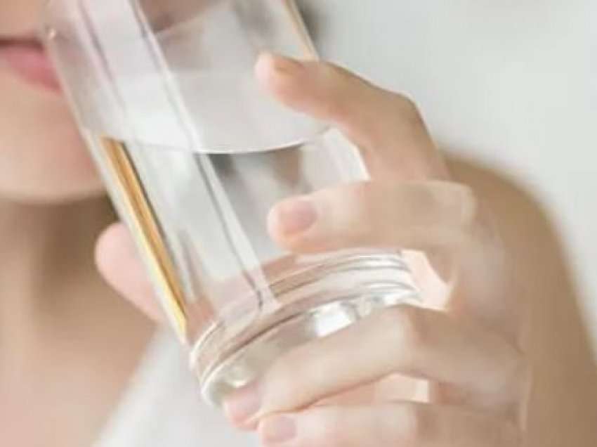 Pse mungesa e ujit nxit shtimin në peshë – Ja sa duhet të pini