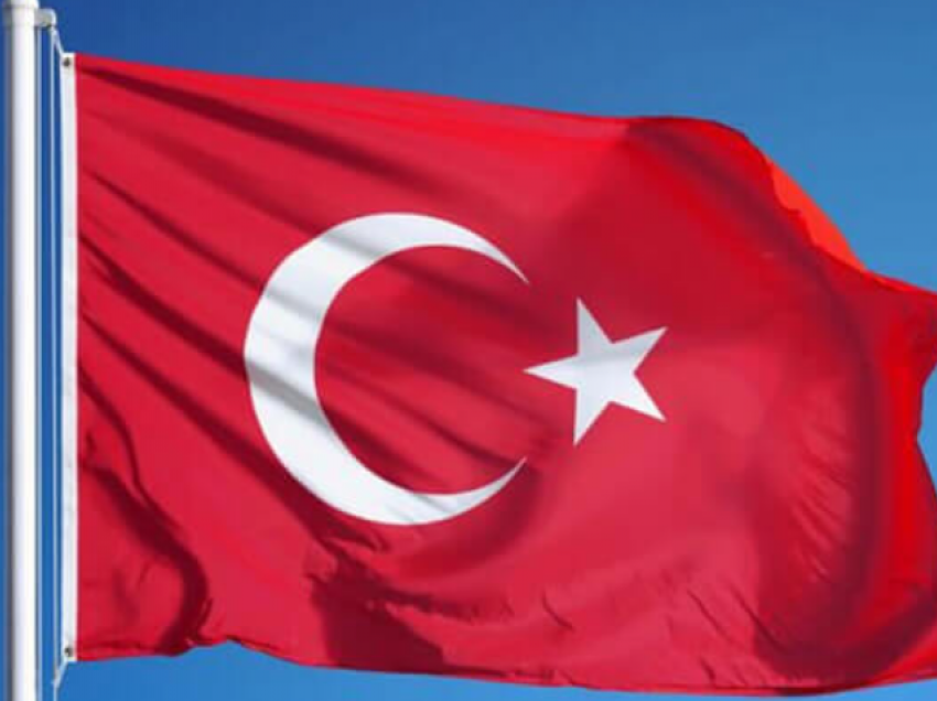 Pushuesi në “Gjirin e Lalzit” hedh flamurin turk në det, policia e arreston