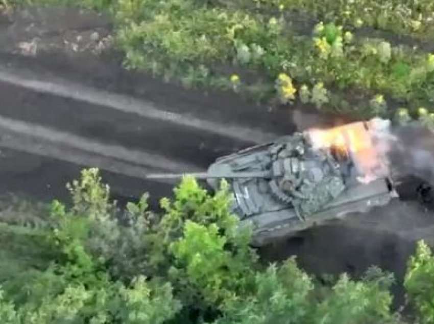 “Nuk keni shpëtim”/ Ushtari rus braktis tankun dhe arratiset në këmbë, Ukraina publikon pamjet nga sulmi me raketa!