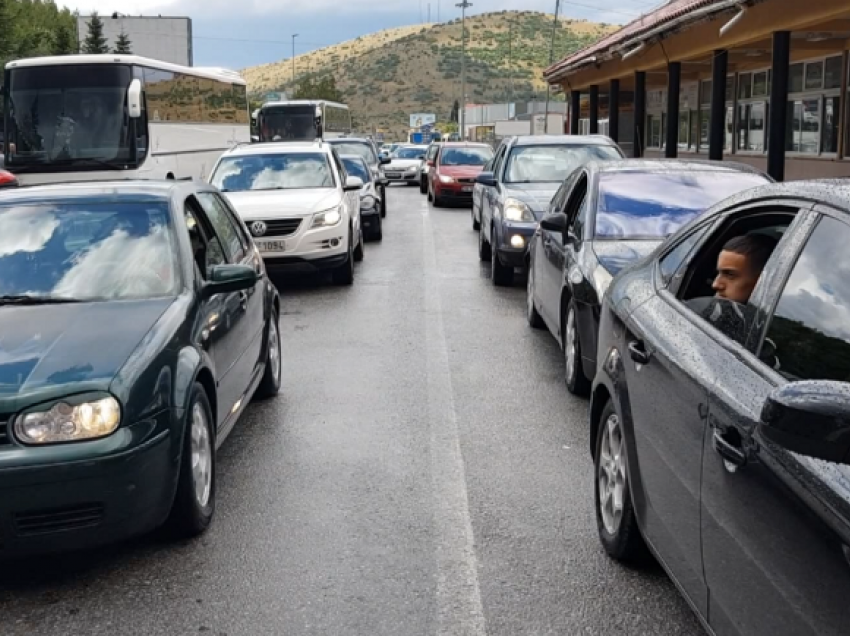 Radhë në Kapshticë/ Rreth 7500 emigrantë erdhën në 24 orë nga Greqia për pushime