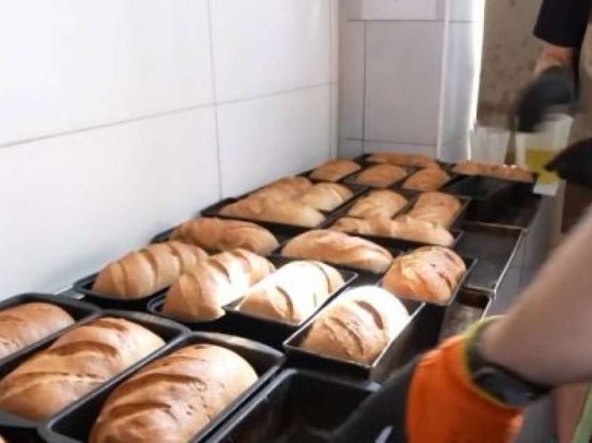 Pushtimi rus/ Furra e bukës që ushqen ukrainasit, 600 bukë në vetëm një ditë për personat në nevojë