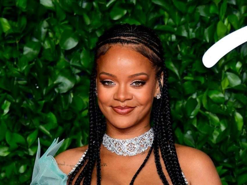 Rihanna shihet për herë të parë në publik me djalin e saj
