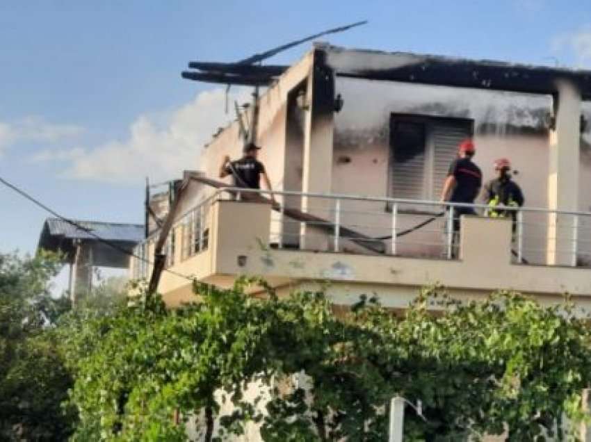 Rrufeja i vë flakën çatisë së shtëpisë dy katëshe në Dimal, shpëtojnë mrekullisht fëmijët