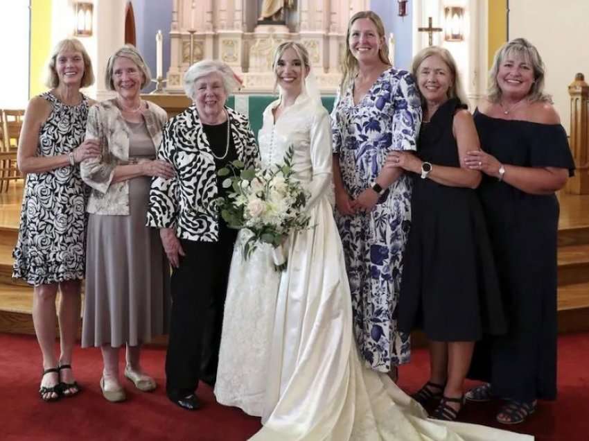 Një fustan, tetë dasma: Nuset në këtë familje e veshën të njëjtin fustan nusërie për 72 vjet