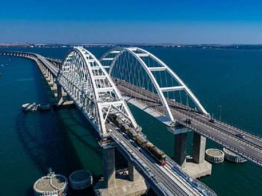 Ukraina kërkon shkatërrimin e urës në Krimea, Rusia ngrit pika kontrolli