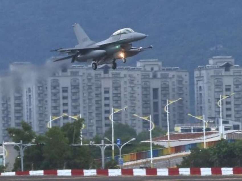 Kina rrethon Tajvanin me mbi 50 avionë luftarakë dhe bombardues bërthamorë