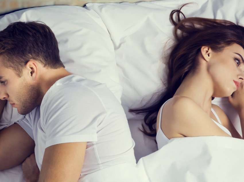 Pasiguritë në një lidhje formojnë se si ndihen partnerët romantikë gjatë marrëdhënieve intime