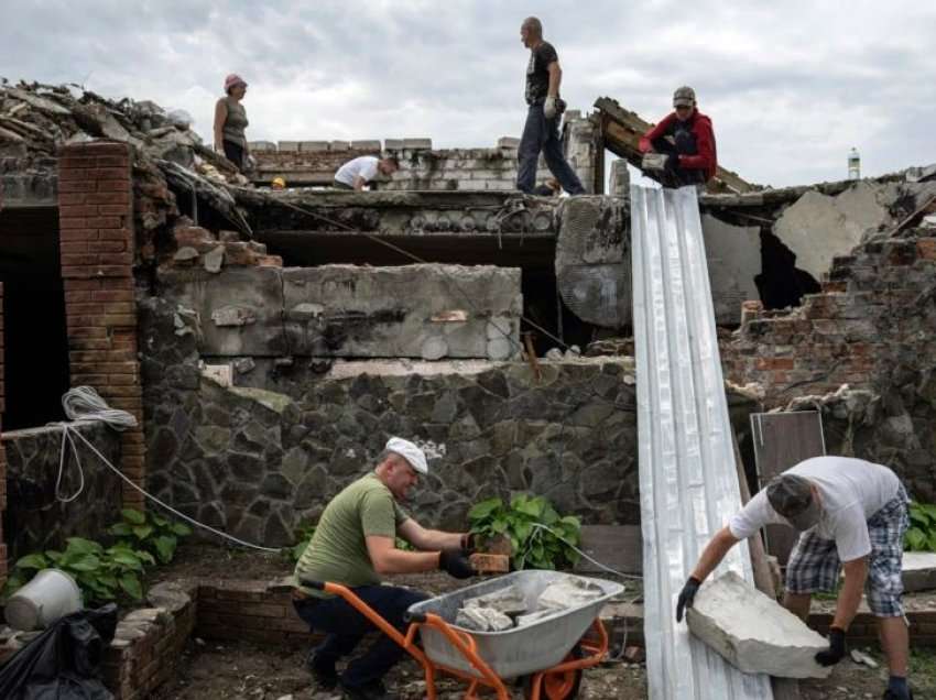 Vullnetarët ndihmojnë banorët e Çernihivit në Ukrainë