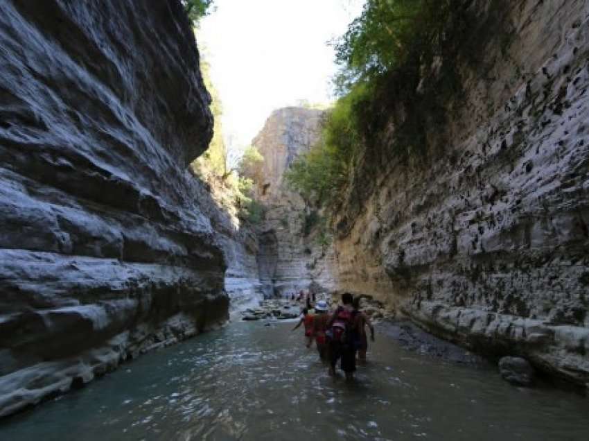 Moti i keq dhe reshjet me intensitet bllokojnë 6 turistë në kanionin e Langaricës
