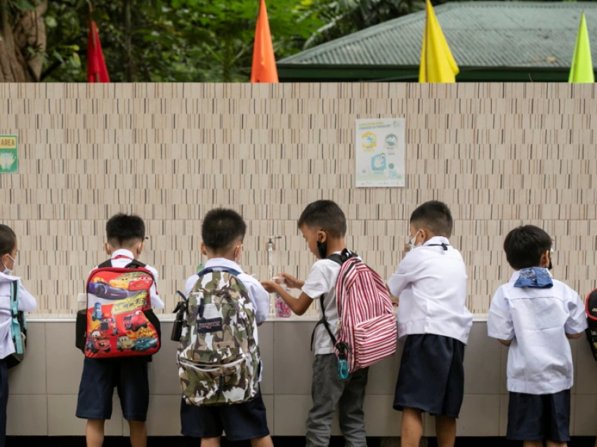 Nxënësit në Filipine kthehen në shkollë për herë të parë pas COVID-19
