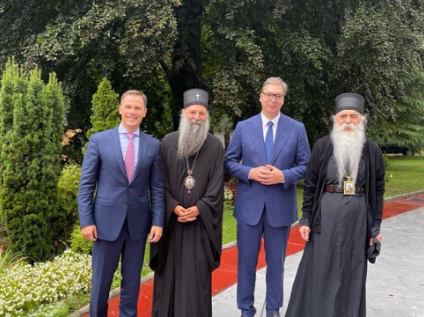 Vuçiq shkon te krerët e kishës për t’iu raportuar për takimin me Kurtin