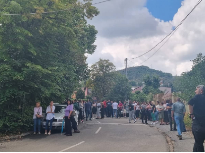Disa qytetarë serbë grumbullohen te objekti i Policisë së Kosovës në Veri