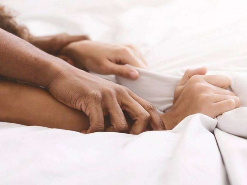 Pozicionet që meshkujt kanë turp t’i kërkojnë, por që i duan aq shumë kur janë në shtrat