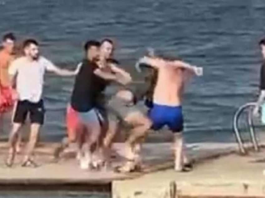 Kërset grushti, rrahje masive mes turistëve në plazh 