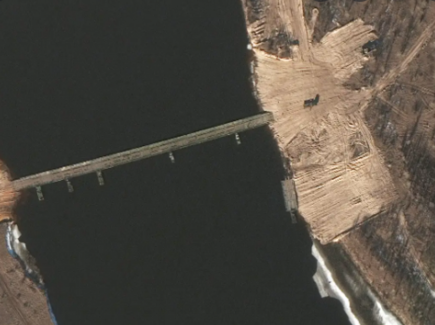 Ministria e Mbrojtjes: Forcat ruse po ndërtojnë urën lundruese mbi lumin Dnipro