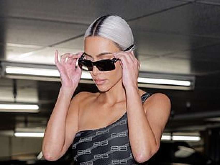 Kim Kardashian nxjerr në pah belin e hollë me kominoshe të zeza nga Balenciaga