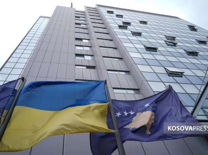 ​Flamujt e Ukrainës valojnë në oborrin e Qeverisë së Republikës së Kosovës
