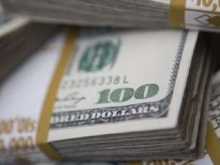 Dollari u forcua me 0.4 për qind, euro ra me gjysmë për qind