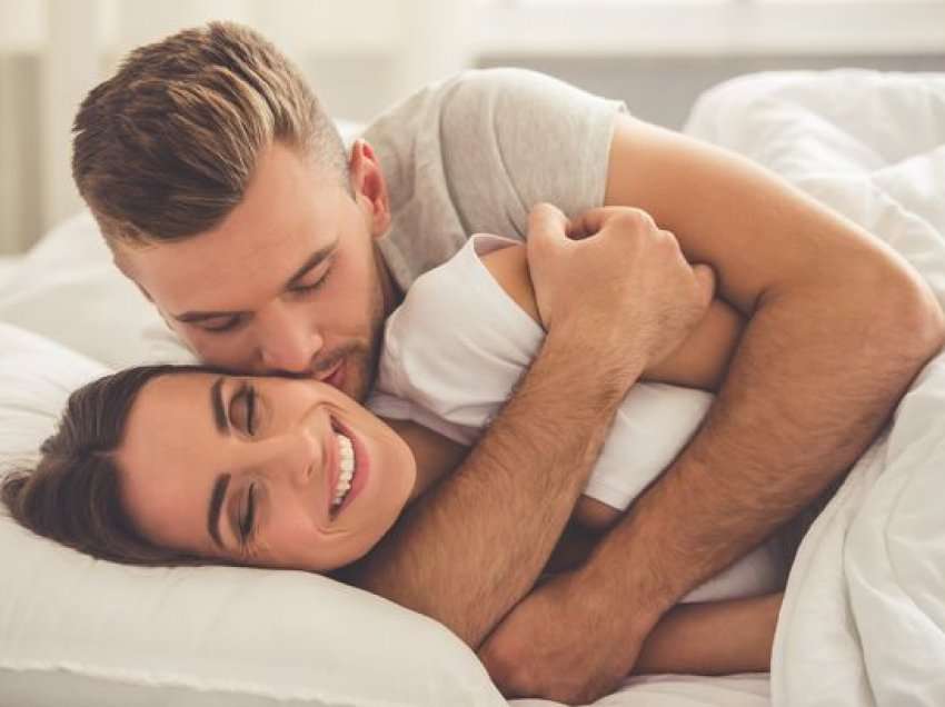 Veprimet që duhet të bëjnë çiftet e lumtura para se të flenë