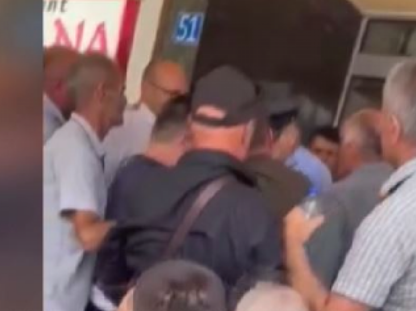 Punëtorët e “Kosova Thëngjillit” përplasen me policinë, tentojnë të futen brenda Ministrisë së Ekonomisë