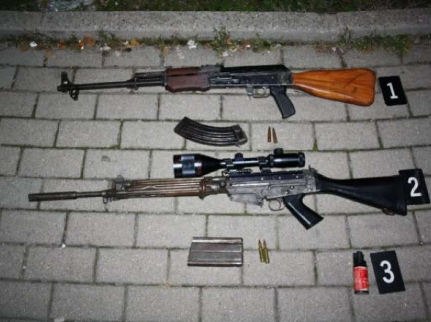 ​Policia sekuestroi një pushkë, pesë pistoleta e 140 fishekë në Bubavec të Malishevës