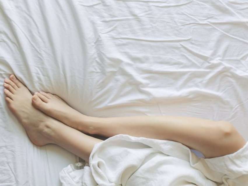 5 truke të zgjuara për të fjetur më mirë me një partner