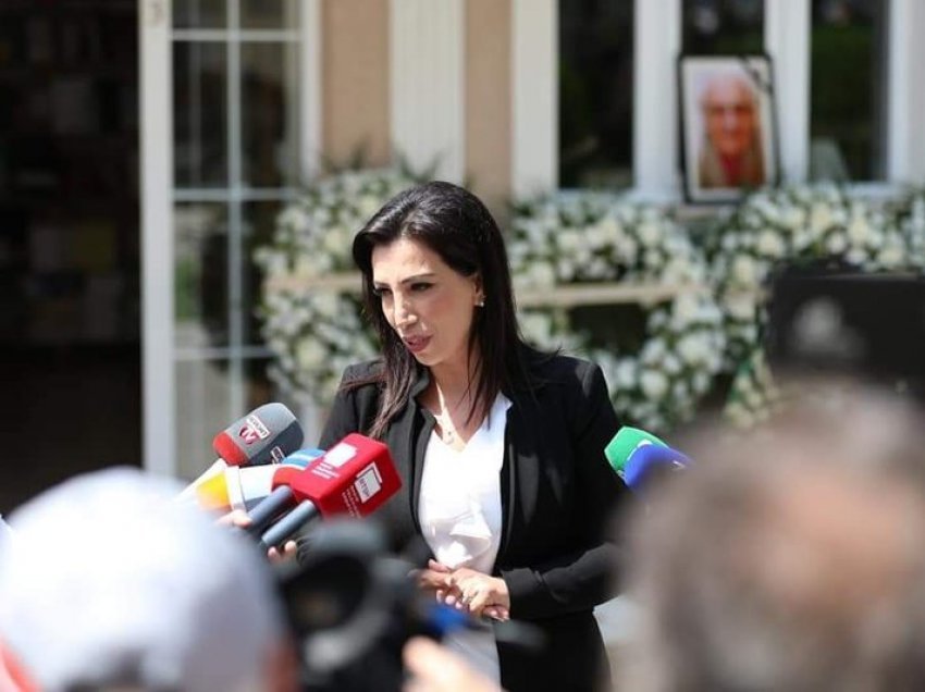 Vdes shkrimtari shqiptar/ Ministrja Kushi jep lajmin e hidhur për humbjen e madhe