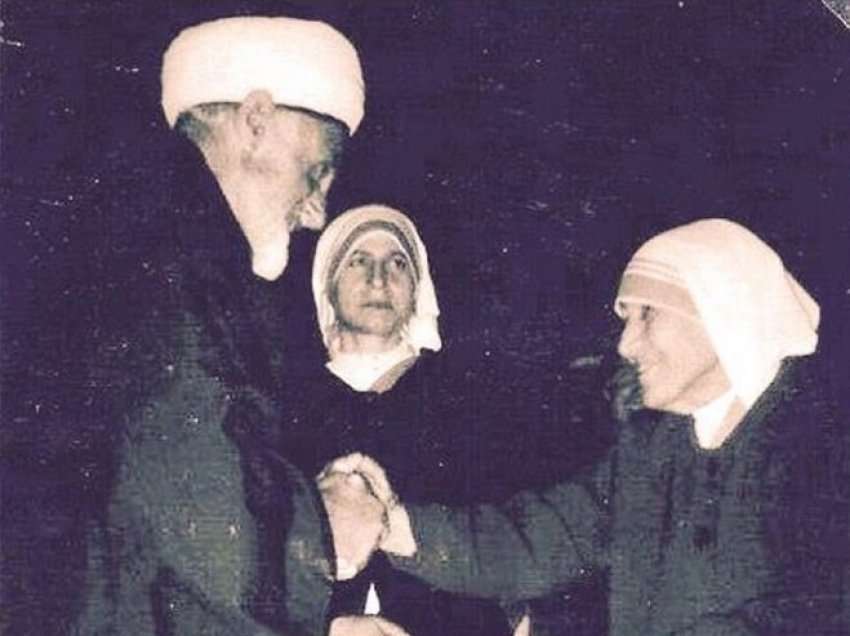 Fotografi e rrallë: Ambasadroja e humanizmit në botë Nënë Tereza me myftiun shqiptar