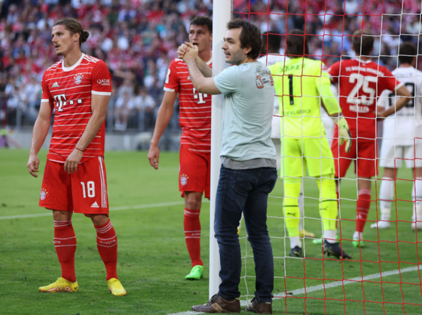 Futbollistët e Bayern-it ndalojnë tifozët të lidhin veten te shtylla e portës