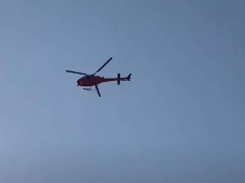 Dasmë e pazakontë shqiptare! Helikopteri hedh petale mbi qytet, dhuron spektakël
