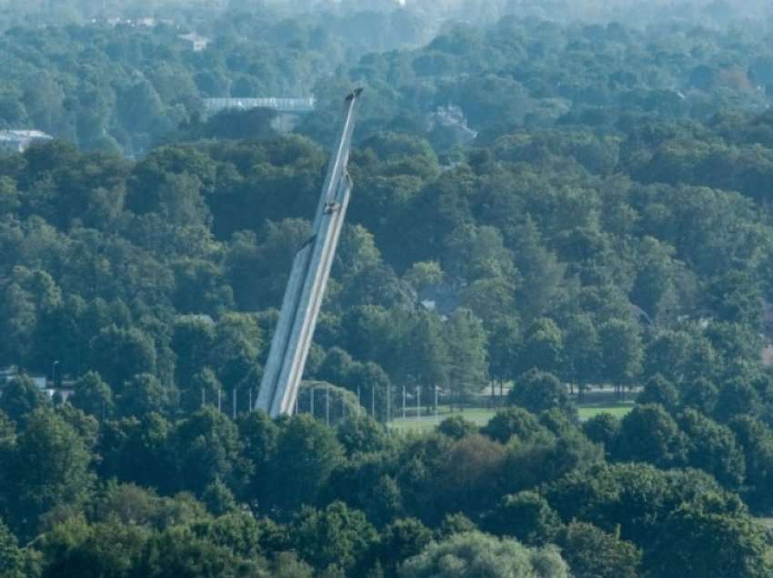 Letonia rrëzon monumentin 79 metra, i ngritur gjatë epokës sovjetike