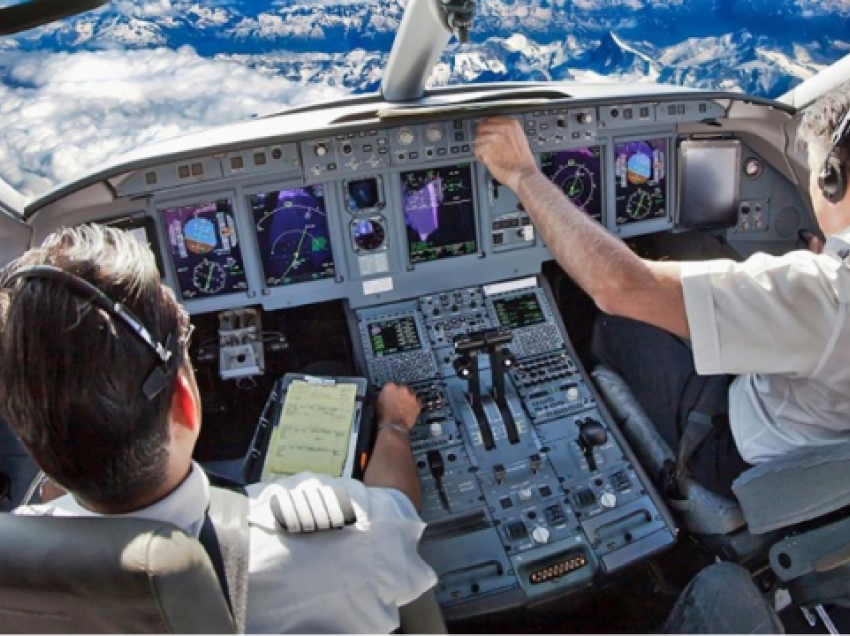 Kaos total/ Pilotit i bie të fikët gjatë fluturimit, aeroplani ulet në Selanik