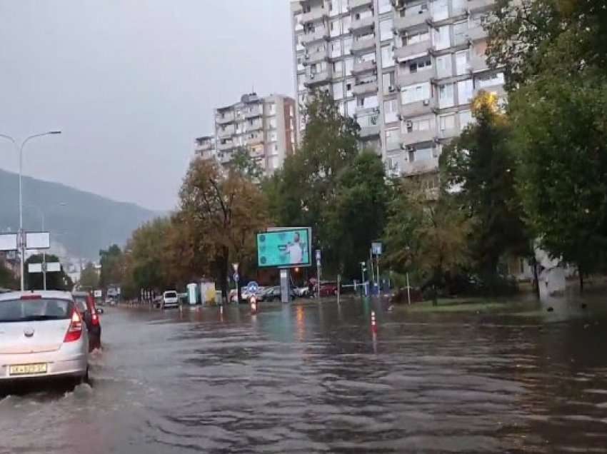 ​Një stuhi e fortë në Shkup përmbyti rrugët dhe theu pemë