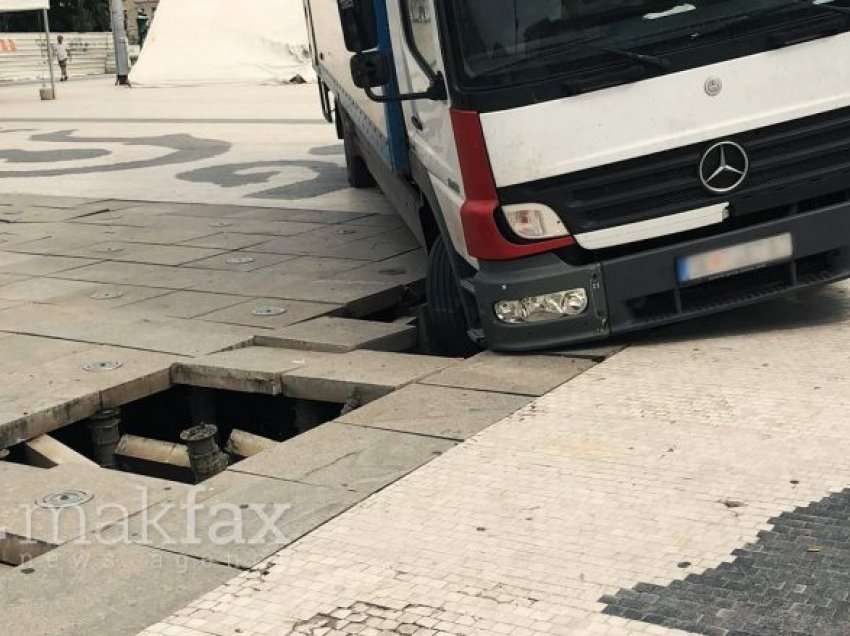 Shembet dyshemeja e pllakave tek shatërvani në sheshin e Shkupit, fundoset një kamion i shërbimeve komunale