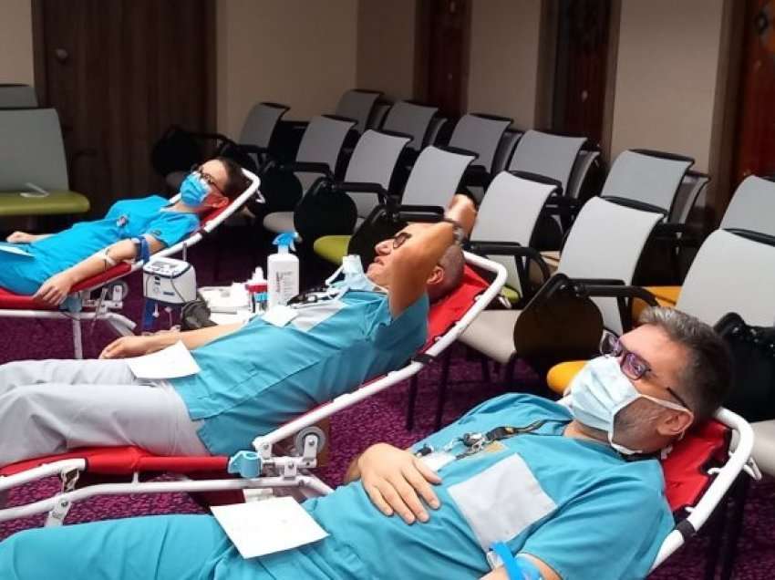 Punonjësit e Spitalit klinik Zhan Mitrev dhuruan gjak për Institutin e Mjekësisë Transfuzive
