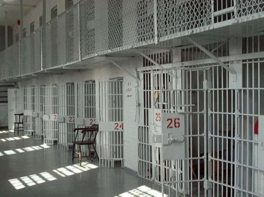 ​Një i dënuar ikë nga burgu në Smrekonicë